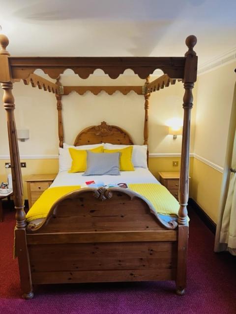 צ'יפינג נורטון Crown & Cushion Hotel מראה חיצוני תמונה