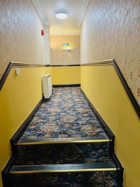 צ'יפינג נורטון Crown & Cushion Hotel מראה חיצוני תמונה
